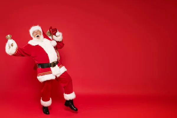 Feliz Real Engraçado Papai Noel Segurando Saco Saco Com Presentes — Fotografia de Stock