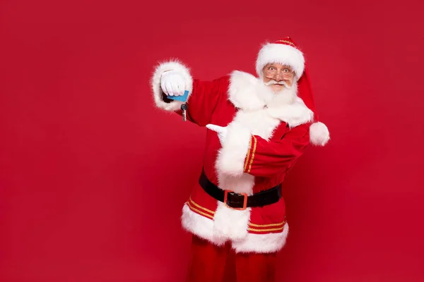 Echte Vrolijke Kerstman Met Huissleutels Als Een Kerstcadeau Rode Studio — Stockfoto