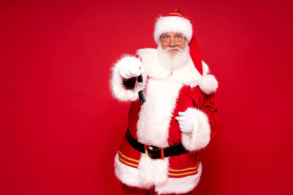 Real Alegre Papai Noel Segurando Chaves Carro Como Presente Natal — Fotografia de Stock