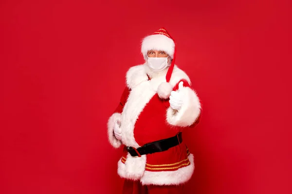 Real Santa Claus Máscara Blanca Posando Sobre Fondo Estudio Rojo —  Fotos de Stock