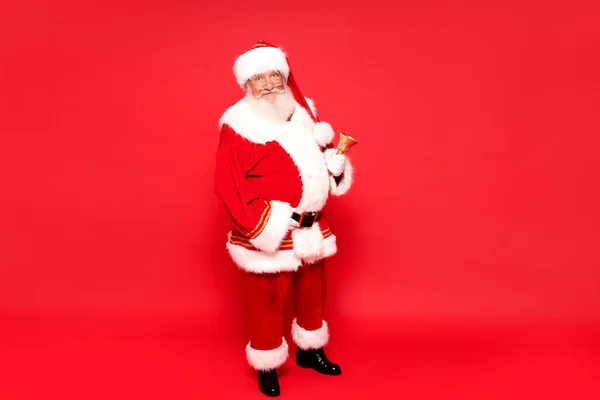 Real Sorrindo Papai Noel Posando Com Sino Dourado Sobre Fundo — Fotografia de Stock