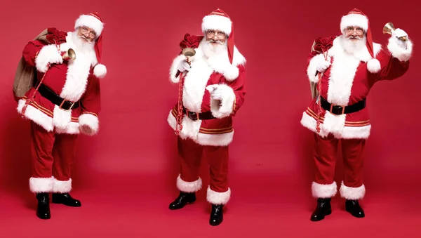 Três Papai Noel Estão Posando Fundo Estúdio Vermelho Tempo Natal — Fotografia de Stock