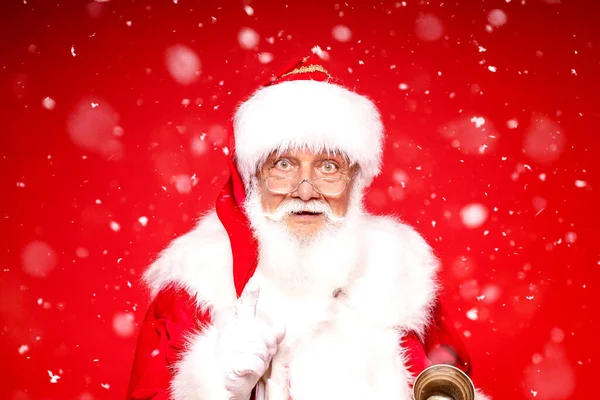 Zbliżają Się Święta Prawdziwy Santa Claus Pozowanie Czerwonym Tle Studio — Zdjęcie stockowe