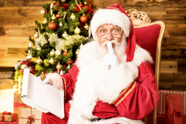 Πραγματικός Άγιος Βασίλης Κάθεται Κοντά Στο Χριστουγεννιάτικο Δέντρο Και Διαβάζοντας — Φωτογραφία Αρχείου