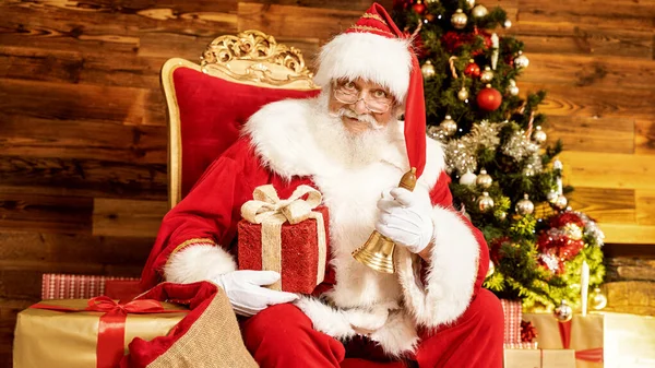 Real Santa Claus Sentado Cerca Del Árbol Navidad Con Hermoso —  Fotos de Stock