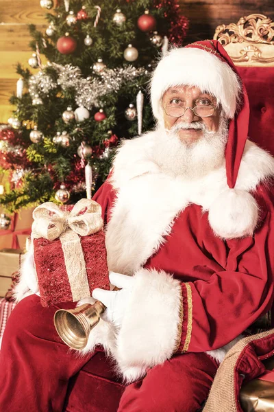 Real Santa Claus Sentado Cerca Del Árbol Navidad Con Hermoso —  Fotos de Stock