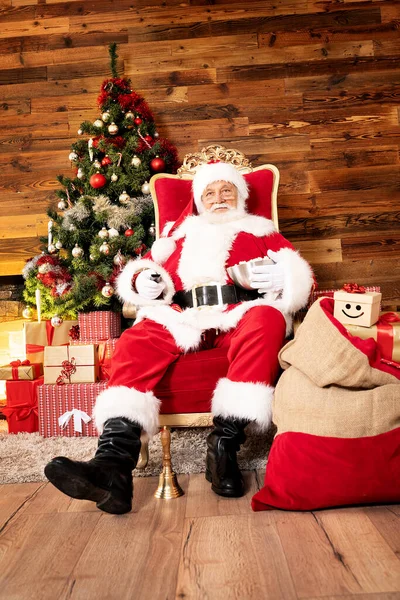 Biała Broda Święty Mikołaj Siedzieć Oglądać Boże Narodzenie Film Jeść — Zdjęcie stockowe