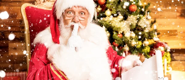Echter Weihnachtsmann Sitzt Weihnachtsbaum Und Liest Weihnachtsbrief Oder Wunschzettel — Stockfoto