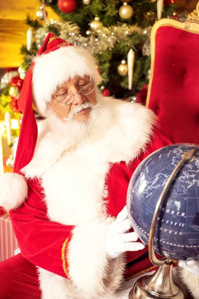 Vero Babbo Natale Seduto Vicino All Albero Natale Guardando Globo — Foto Stock