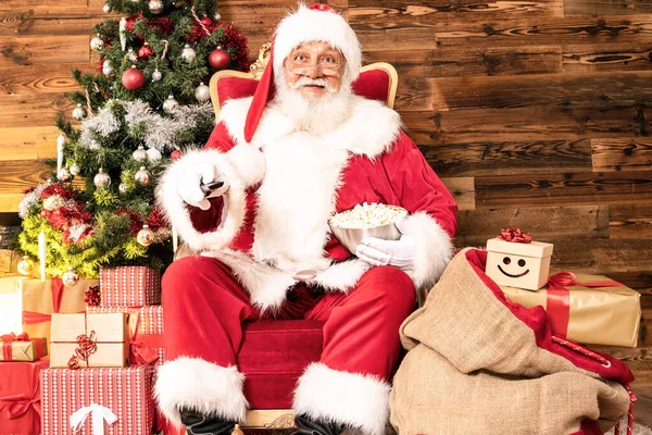 Εκπληκτική Άσπρη Γενειάδα Άγιος Βασίλης Κάθεται Και Βλέπει Χριστουγεννιάτικη Ταινία — Φωτογραφία Αρχείου