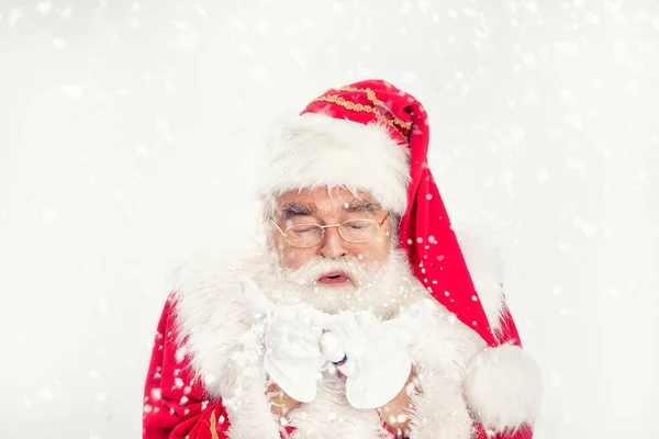 Ritratto Del Vero Babbo Natale Che Soffia Nella Neve — Foto Stock