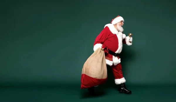 Büyük Bir Çuvalda Hediyeler Taşıyan Gerçek Iyi Yaşlı Noel Baba — Stok fotoğraf