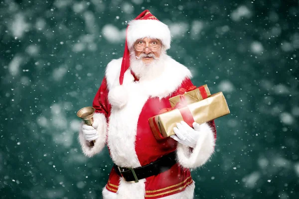 Portret Van Echte Goede Oude Kerstman Met Geschenkdozen Groene Studio — Stockfoto