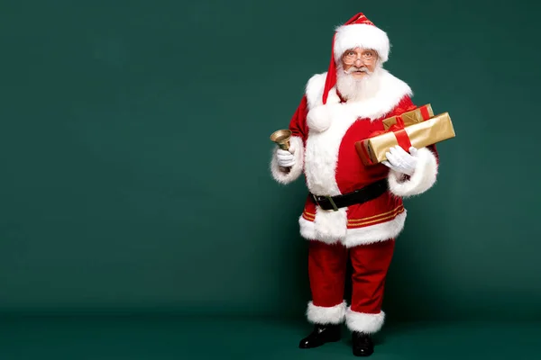 Foto Verdadera Buena Vieja Santa Claus Sosteniendo Cajas Regalo Fondo —  Fotos de Stock