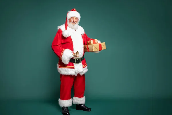 Foto Verdadera Buena Vieja Santa Claus Sosteniendo Cajas Regalo Fondo —  Fotos de Stock