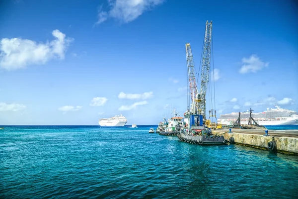 Grand cayman rıhtımında balıkçı tekneleri