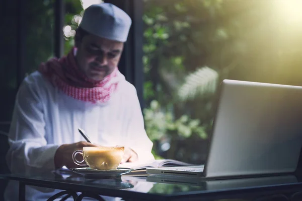 Uomo Affari Arabo Musulmano Che Lavora Scrive Con Taccuino Sul — Foto Stock