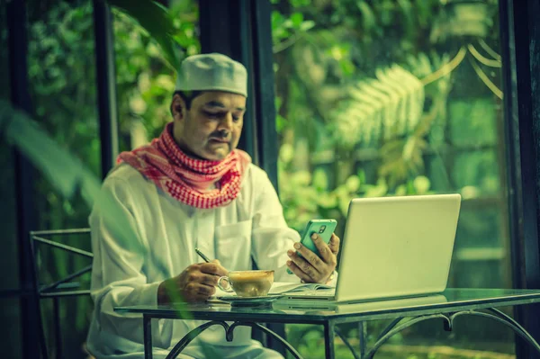 Pakistaanse Moslim Man Werkt Laptop Mobiele Telefoon Coffeeshop — Stockfoto