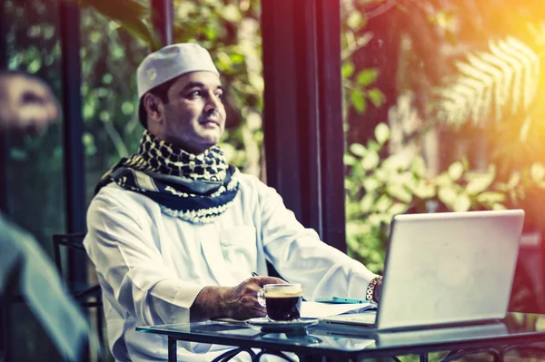 Pakistani Muslim Man Працює Над Ноутбуком Кав Ярні — стокове фото