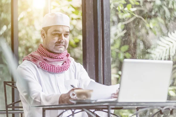 Arabischer Muslimischer Geschäftsmann Arbeitet Und Liest Mit Notizbuch Auf Dem — Stockfoto