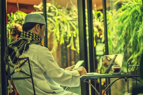 Pakistansk Muslim Man Arbetar Laptop Och Mobiltelefon Caféet — Stockfoto