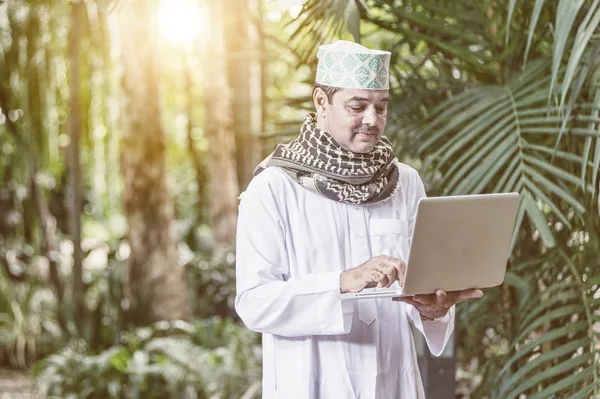 Pakistansk Muslim Man Stående Och Arbetar Bärbar Dator — Stockfoto