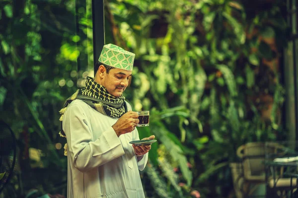 Pakistaanse Moslim Man Staande Het Drinken Van Koffie Zijn Huis — Stockfoto