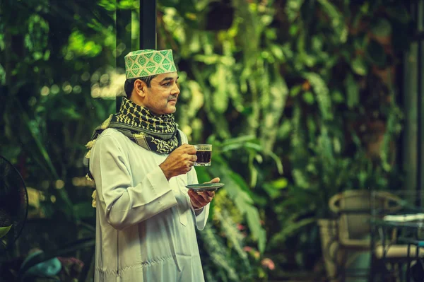 Pakistansk Muslim Man Står Och Dricker Kaffe Sitt Hem — Stockfoto
