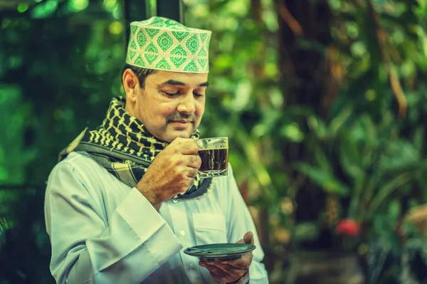 Pakistanischer Muslim Steht Seinem Haus Und Trinkt Kaffee — Stockfoto