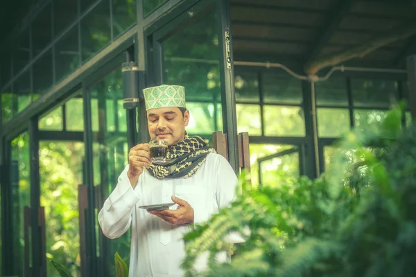 Pakisztáni Muszlim Férfi Áll Kávét Iszik Otthonában — Stock Fotó
