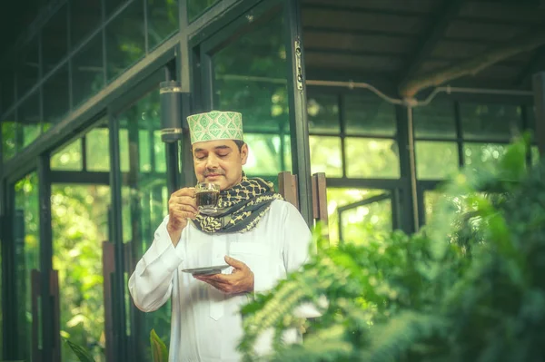 Pakistaanse Moslim Man Staande Het Drinken Van Koffie Zijn Huis — Stockfoto