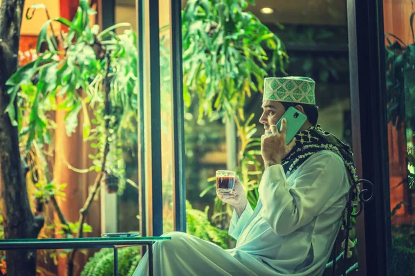 Pakistanska Muslimska Affärer Man Talar Mobiltelefon Och Dricka Kaffe Café — Stockfoto