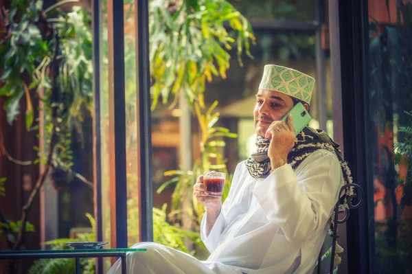 Pakistanska Muslimska Affärer Man Talar Mobiltelefon Och Dricka Kaffe Café — Stockfoto