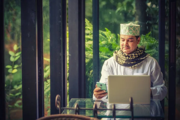 Pakisztáni Muszlim Férfi Dolgozik Laptop Mobil Kávézóban — Stock Fotó