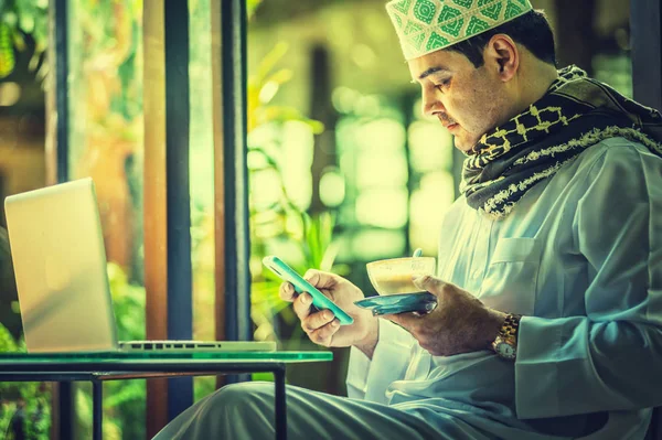 Pakistaní Musulmán Hombre Usando Teléfono Celular Beber Café Sentado Cafetería — Foto de Stock