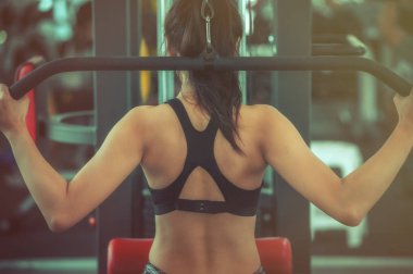 Asyalı kadın spor salonunda egzersiz yapıyor.