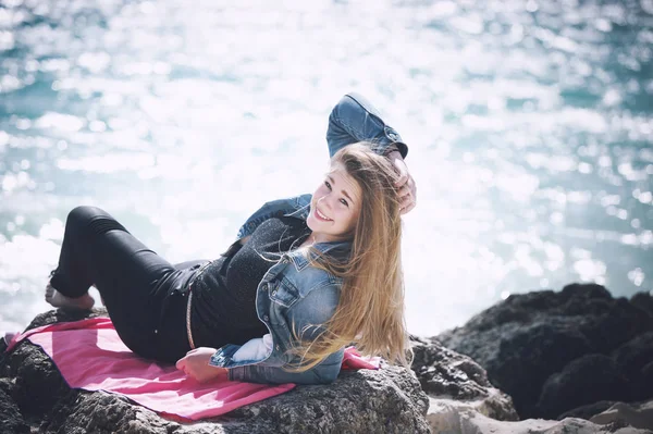 Портрет Молодої Красивої Жінки Лежить Камені Пляжі Багами — стокове фото