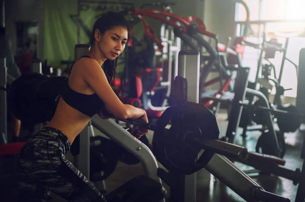 Deportes Asia Mujer Haciendo Ejercicios Con Barra Pesas Gimnasio — Foto de Stock