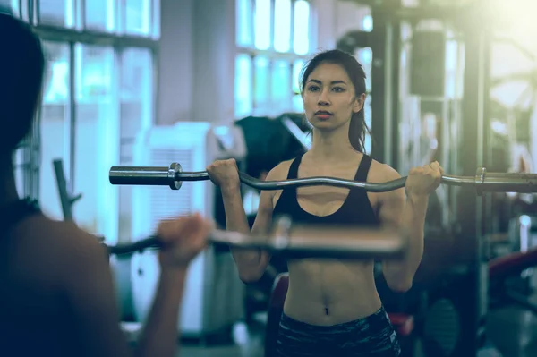 Sportovní Asijské Žena Dělá Cvičení Činkou Fitness Tělocvičně — Stock fotografie