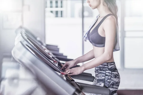 Aziatische Vrouw Draait Machine Loopband Fitness Sportschool Rechtenvrije Stockfoto's