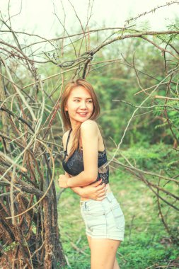 yaz moda siyah sütyen ve kısa kot doğa üzerinde poz ile Asya seksi kadın