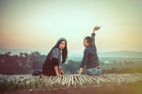 Dvě Asijské Ženy Pózující Vyhlídkovém Místě Mountrain — Stock fotografie