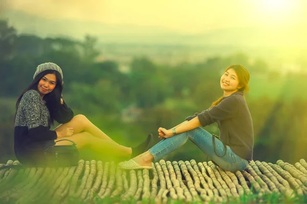 Dois Mulher Asiática Posando Ponto Vista Com Mountrain — Fotografia de Stock