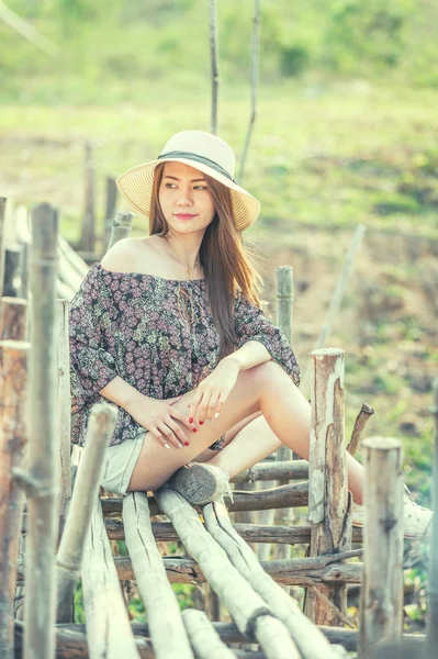 Ásia Mulher Shoulder Camisa Jeans Curtos Com Chapéu Sentado Natureza — Fotografia de Stock