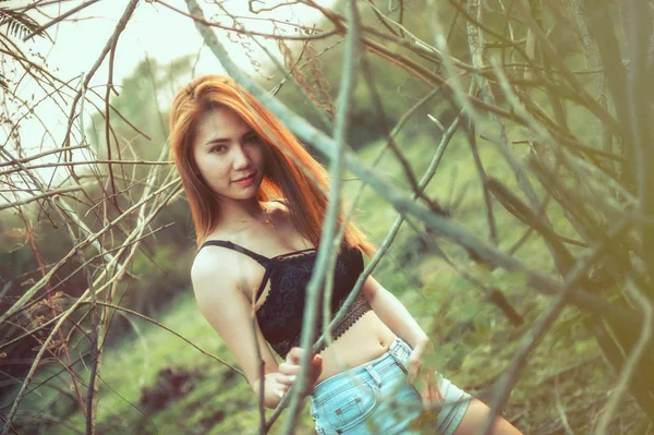 Ásia Sexy Mulher Verão Moda Com Preto Sutiã Jean Posando — Fotografia de Stock