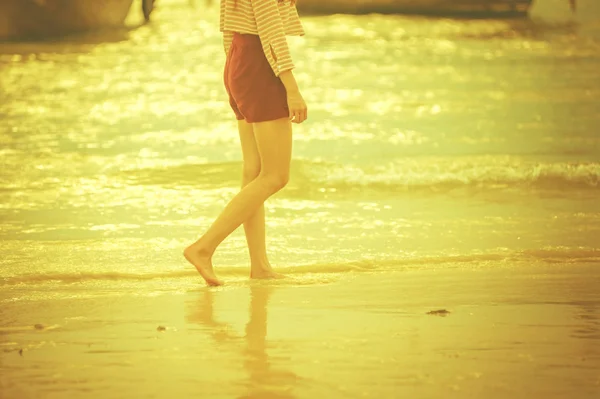 Ασία Γυναίκα Πόδια Κατά Μήκος Της Παραλίας — Φωτογραφία Αρχείου