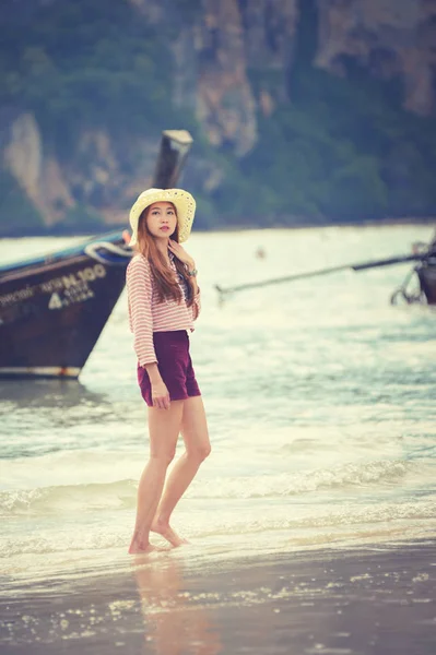 Asia Woman Walking Beach — Stock Photo, Image