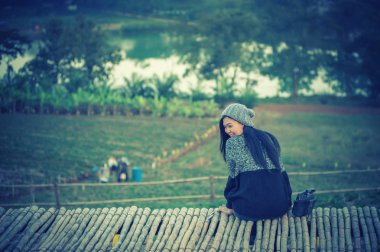Asya kadın bakış mountrain, vintage etkisi ile poz