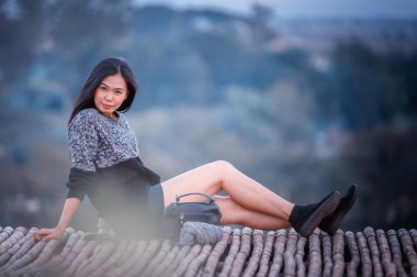 Asyalı kadın dağ treniyle görüş açısında poz veriyor