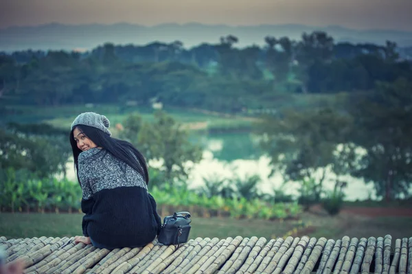 Azjatycka Kobieta Pozowanie Punkt Widokowy Mountrain — Zdjęcie stockowe